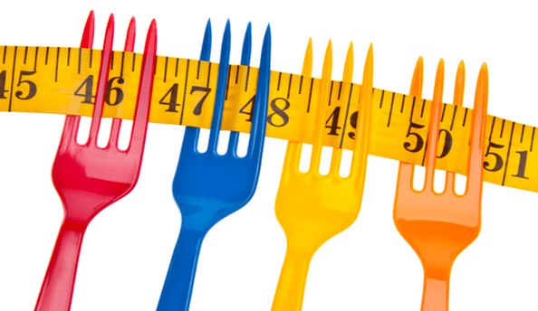 เซนติเมตรบนส้อมเป็นสัญลักษณ์ของการลดน้ำหนักในอาหาร Dukan