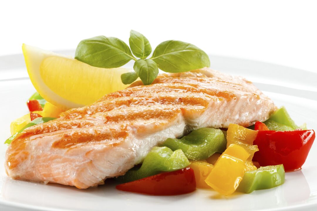 ปลานึ่งหรือย่างในอาหารที่มีโปรตีนสูง